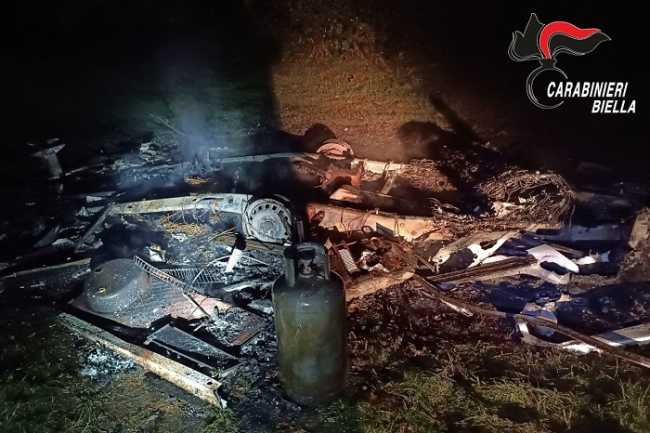 carabinieri incendio roulotte