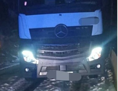 Autoarticolato rimasto incastrato al Tracciolino per la neve