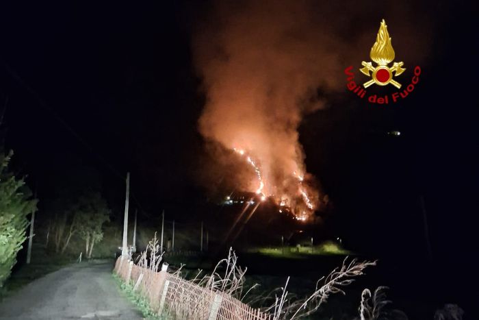 Brucia ancora la Valsesia: incendio boschivo a Quarona