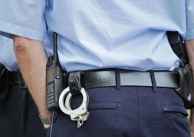 polizia agente manette