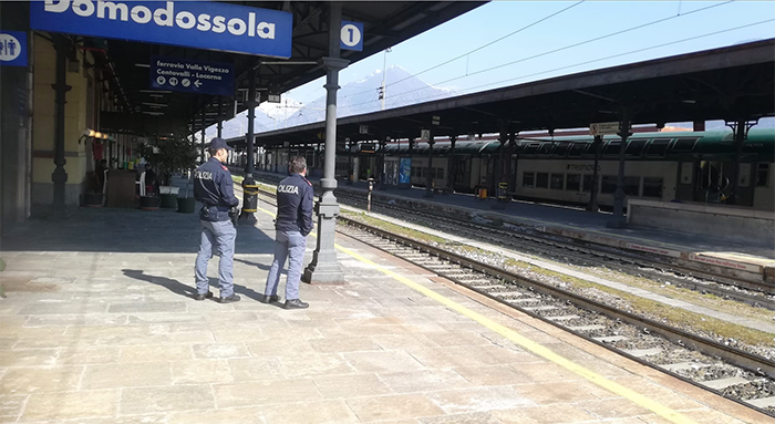 stazione agenti polizia binari