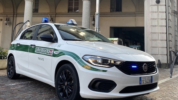 trecate polizia locale auto piazza