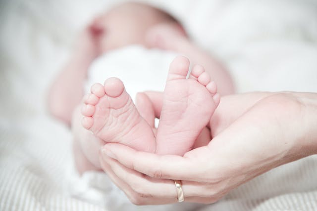 neonato bimbo piedini