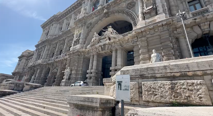 Trattenimento migranti, la Consulta chiarisce: niente scorciatoie (di C.Crapanzano)