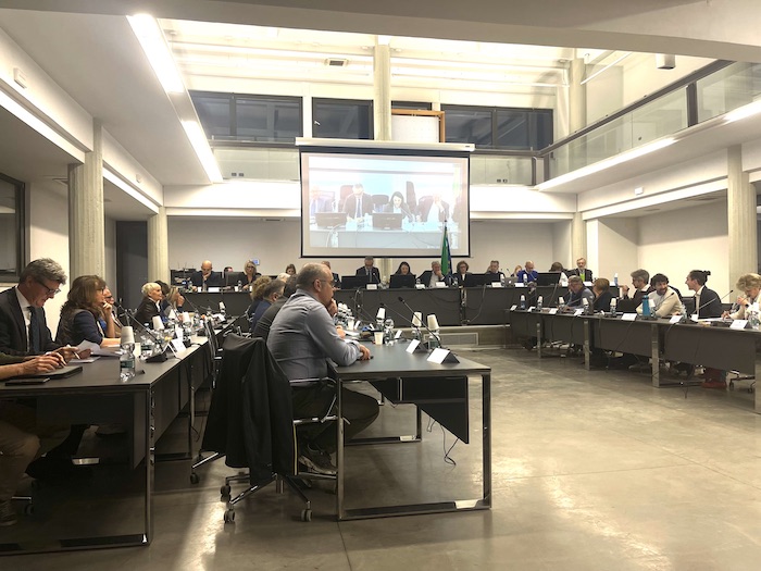 Consiglio comunale ad alta tensione: scontro sul rendiconto e pugno sul banco
